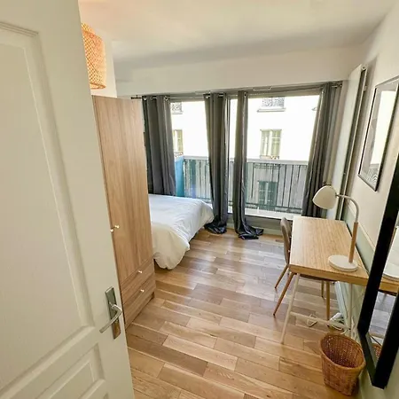 In 3-bedroom With Balcony Lively Area & Restaurants Paříž