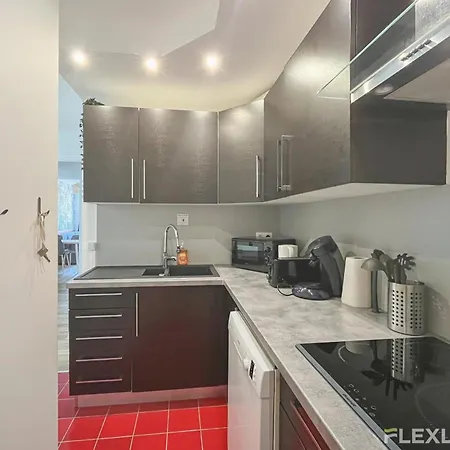 In 3-bedroom With Balcony Lively Area & Restaurants * Paříž