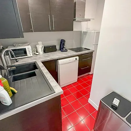 In 3-bedroom With Balcony Lively Area & Restaurants * Paříž