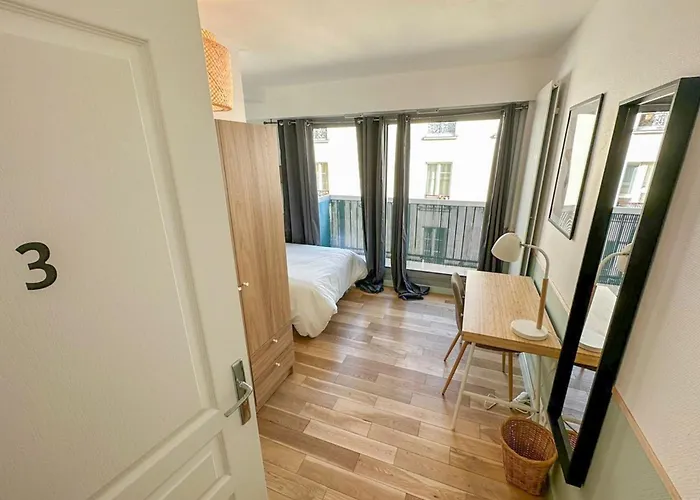 In 3-bedroom With Balcony Lively Area & Restaurants Paříž