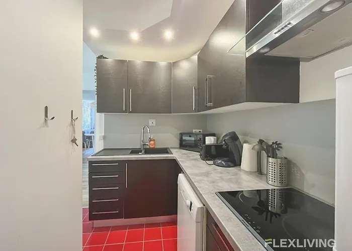 In 3-bedroom With Balcony Lively Area & Restaurants * Paříž