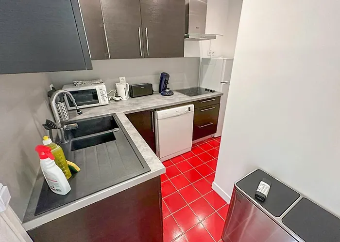 In 3-bedroom With Balcony Lively Area & Restaurants * Paříž