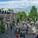 In 3-bedroom With Balcony Lively Area & Restaurants Feriehus Paris