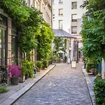 In 3-bedroom With Balcony Lively Area & Restaurants Feriehus Paris