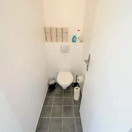 In 3-bedroom With Balcony Lively Area & Restaurants Paris