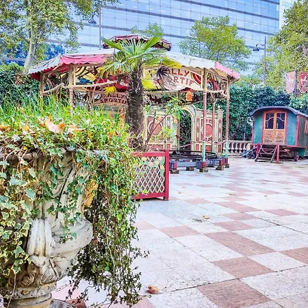 In 3-bedroom With Balcony Lively Area & Restaurants Ferienhaus *