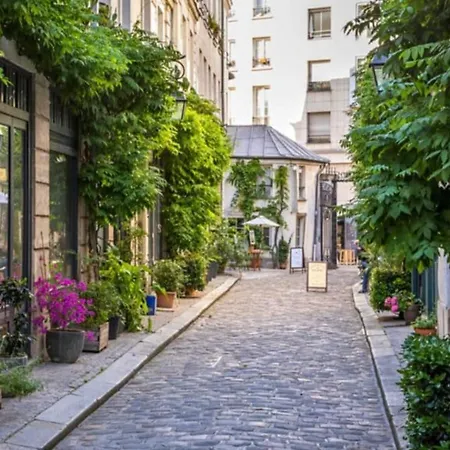 In 3-bedroom With Balcony Lively Area & Restaurants Ferienhaus Paris