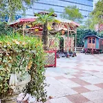 In 3-bedroom With Balcony Lively Area & Restaurants Casa de Férias *