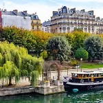 In 3-bedroom With Balcony Lively Area & Restaurants Paris